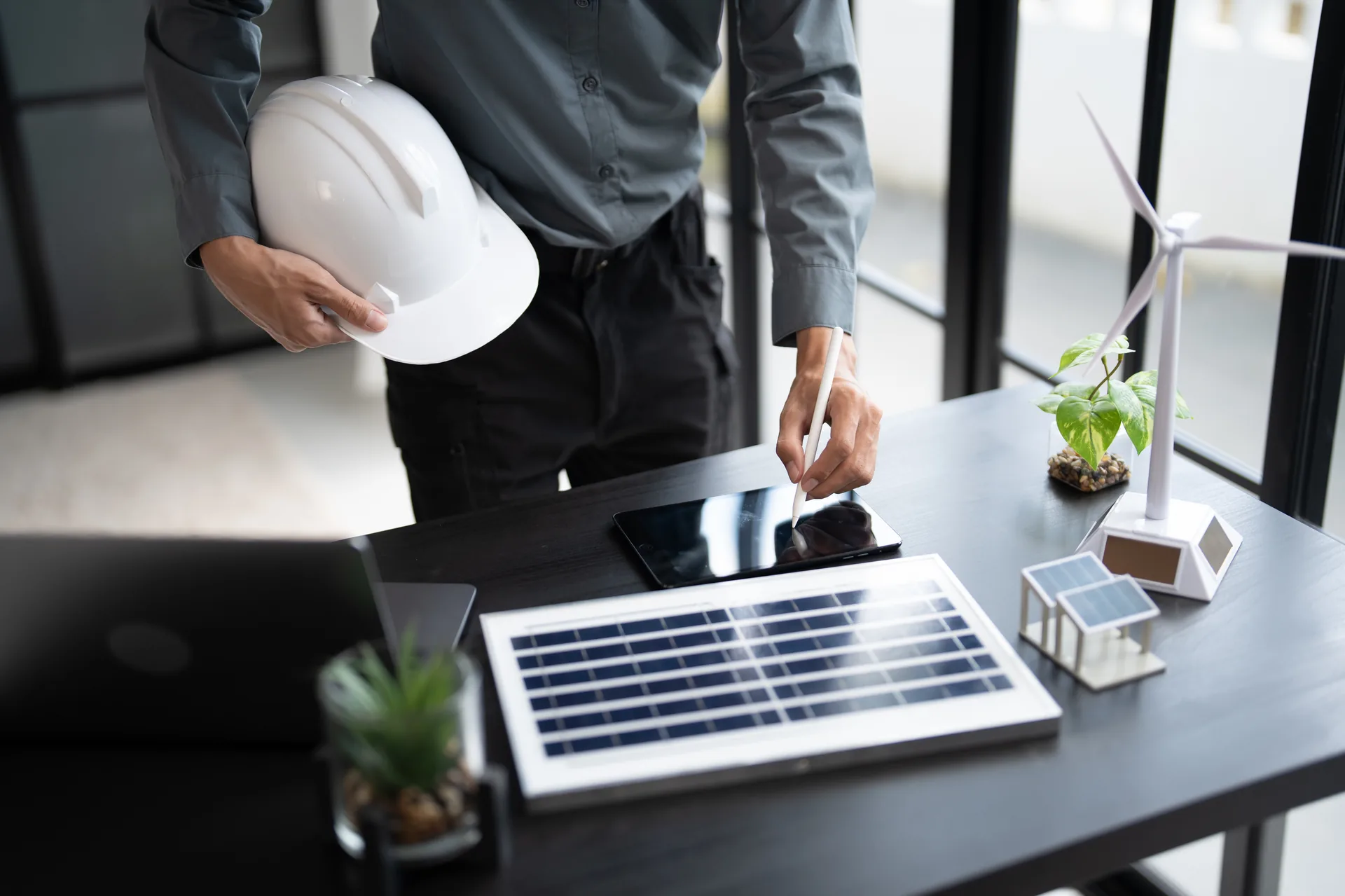 Equipe em usina de energia renovável